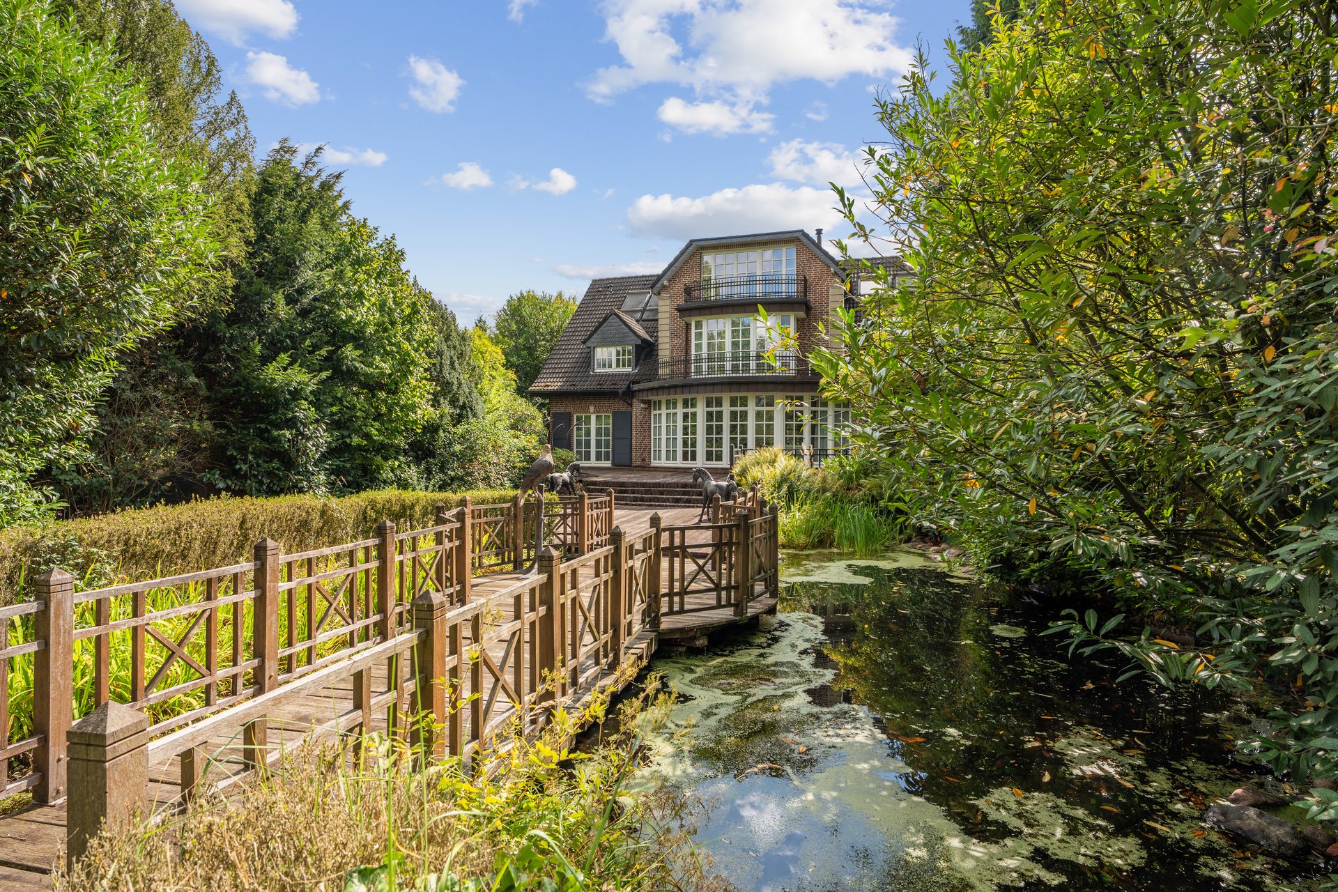 Representative country house in prime location – international flair and exclusive living comfort