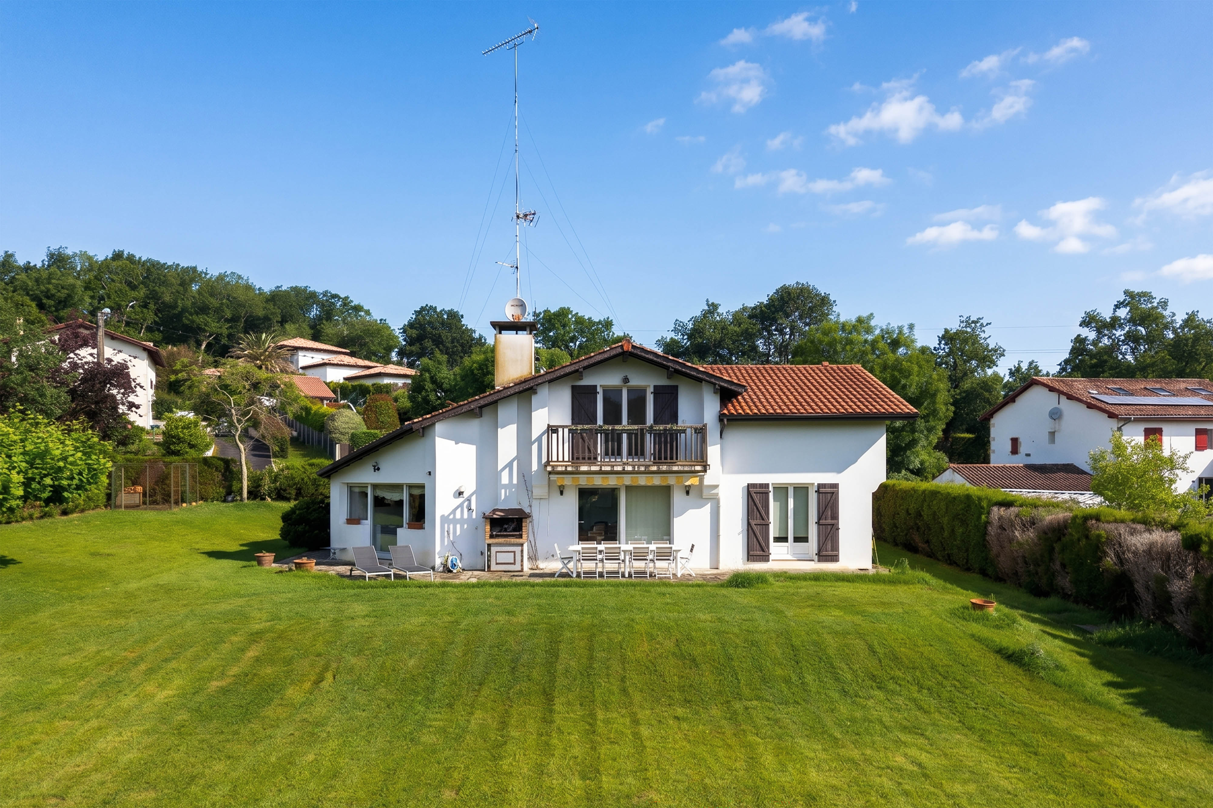 Beautiful villa with land in Ascain.