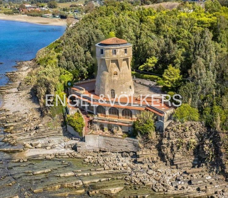 Torre del '500 in esclusiva posizione dominante nel Golfo di Salerno