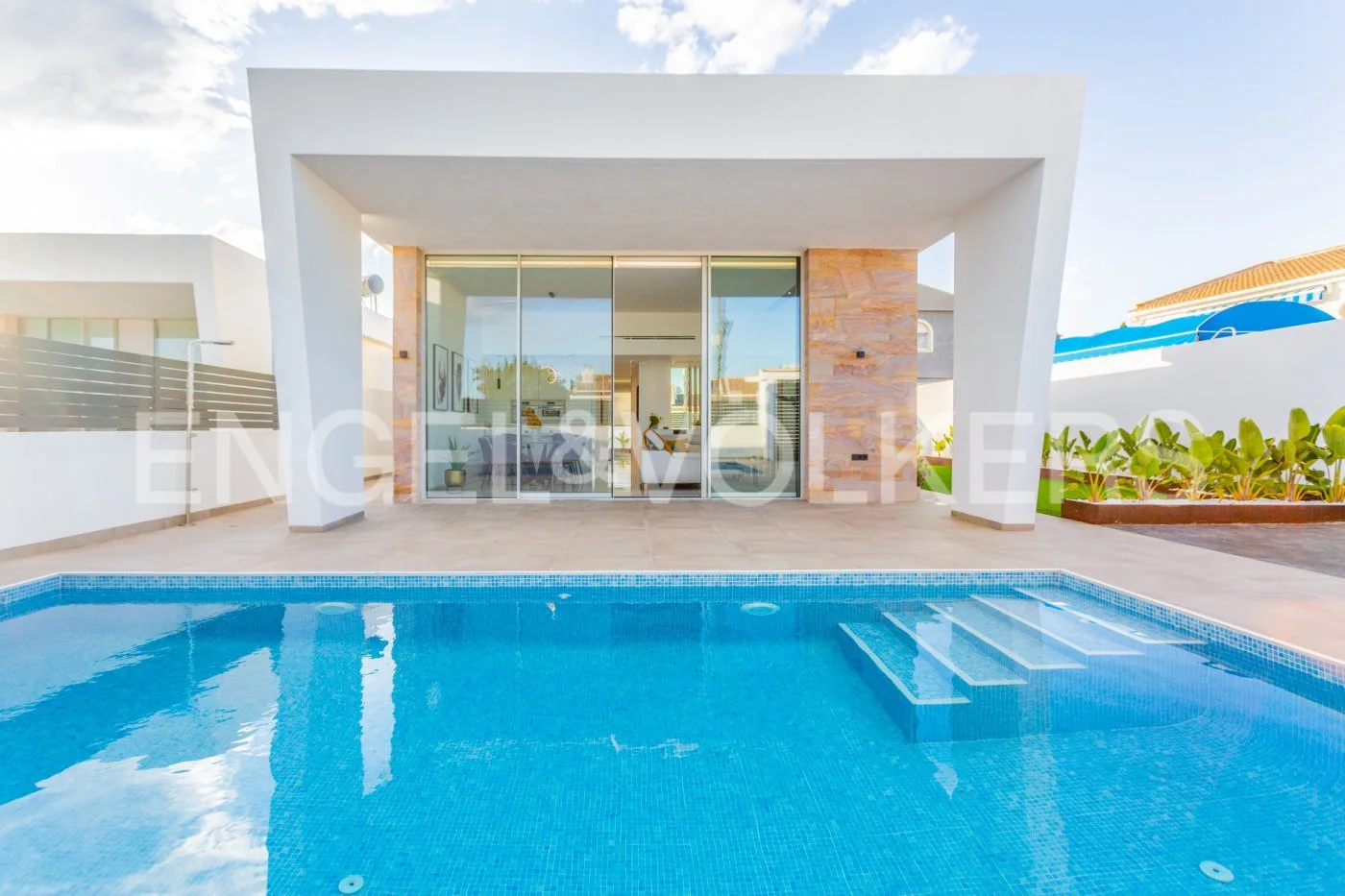 Villa independiente con piscina en Torreta Florida Torrevieja