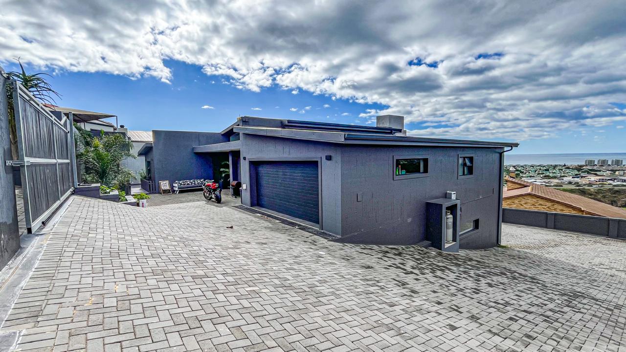 Spacious Family Home with Income-Generating Flatlet – Island View