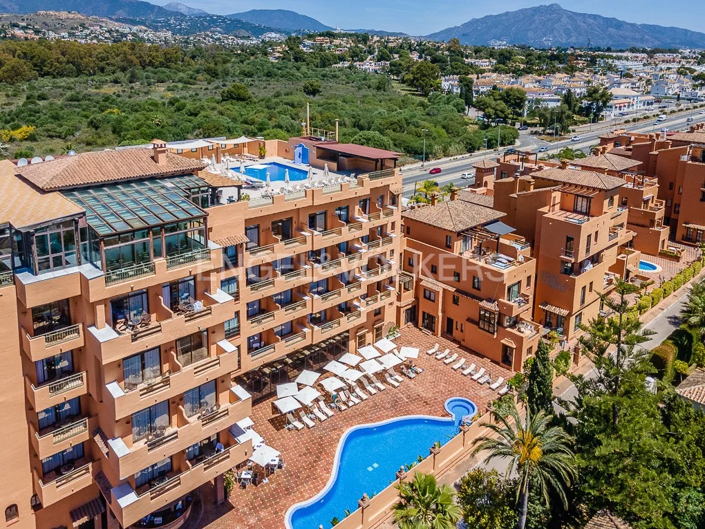 2 bedroom apartment with access to hotel facilities in Estepona.