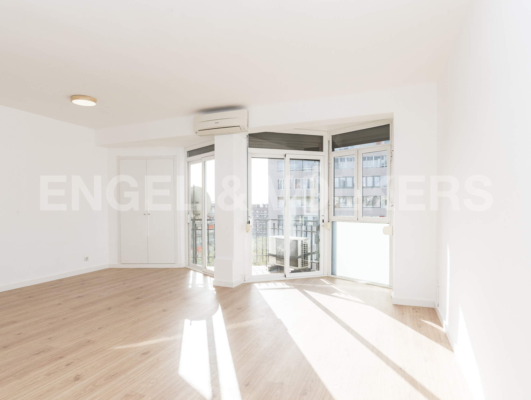 Sunny high-floor next to L'Illa Shopping Center