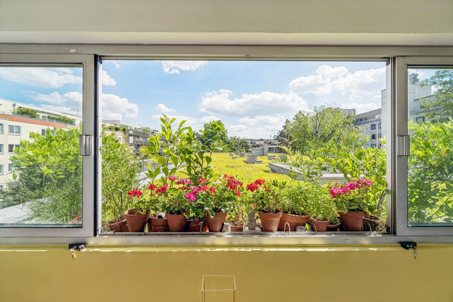 Schwabing city apartment with green view