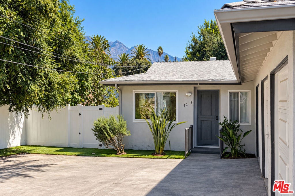 Stylish Remodeled ADU with 4 Parking Spaces