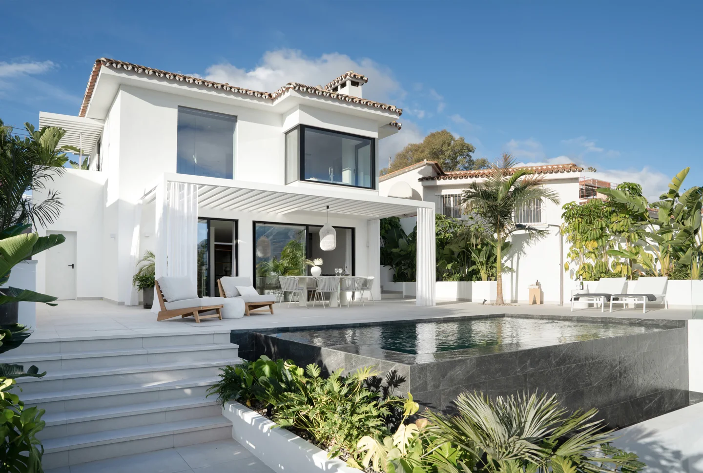 Nueva Andalucía: Beautiful 5-bedroom family villa