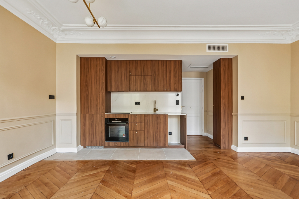 Paris 8th | Friedland Gardens | Haven of peace | Three-room apartment | Renovated