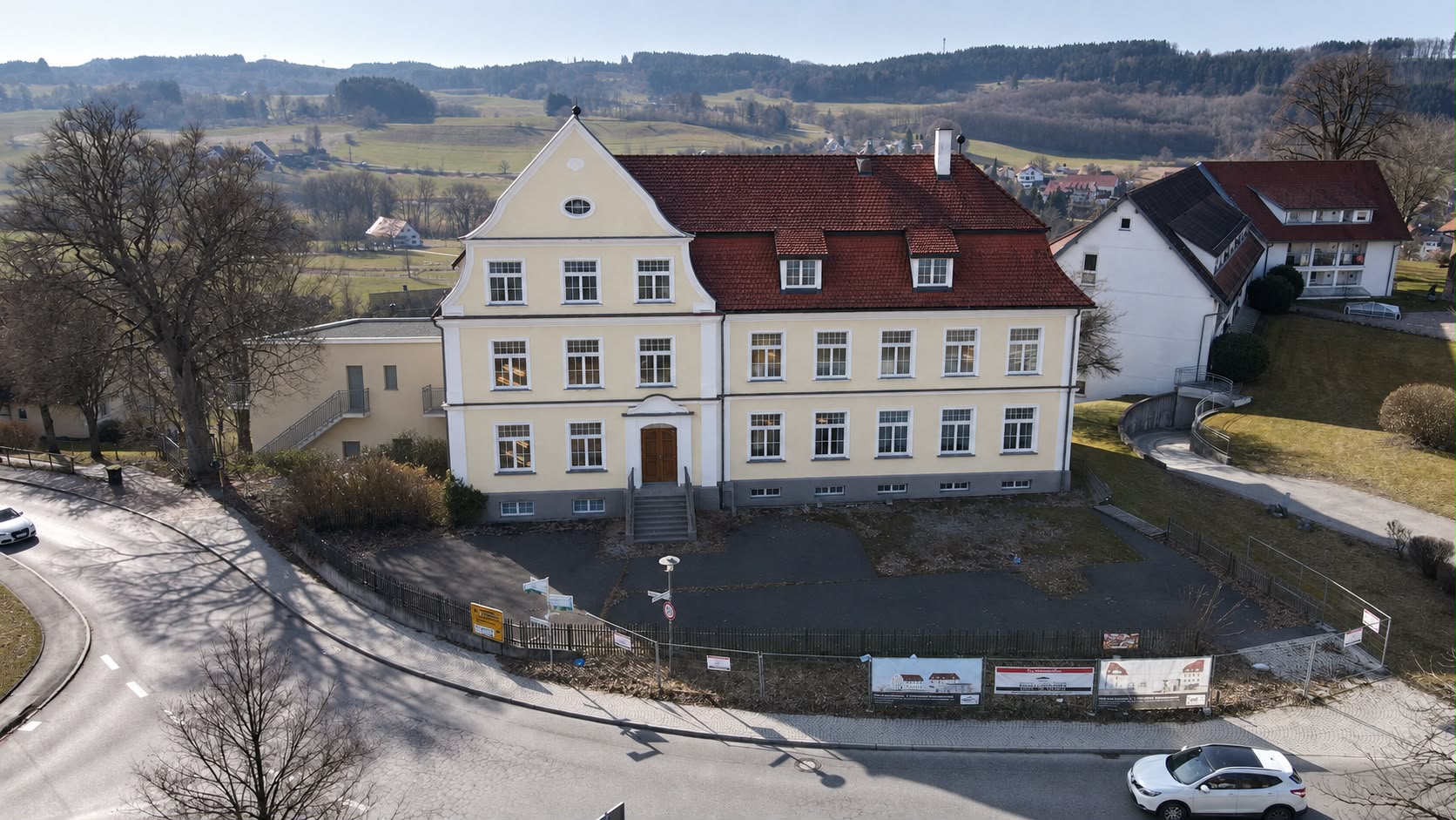 Exklusiver Erstbezug in Wolfegg: Stilvolles 2,5-Zimmer-Apartment mit Grünblick, Lift, Parkett & Gäste-WC – Ihr ruhiger Luxus-Rückzugsort im Allgäu