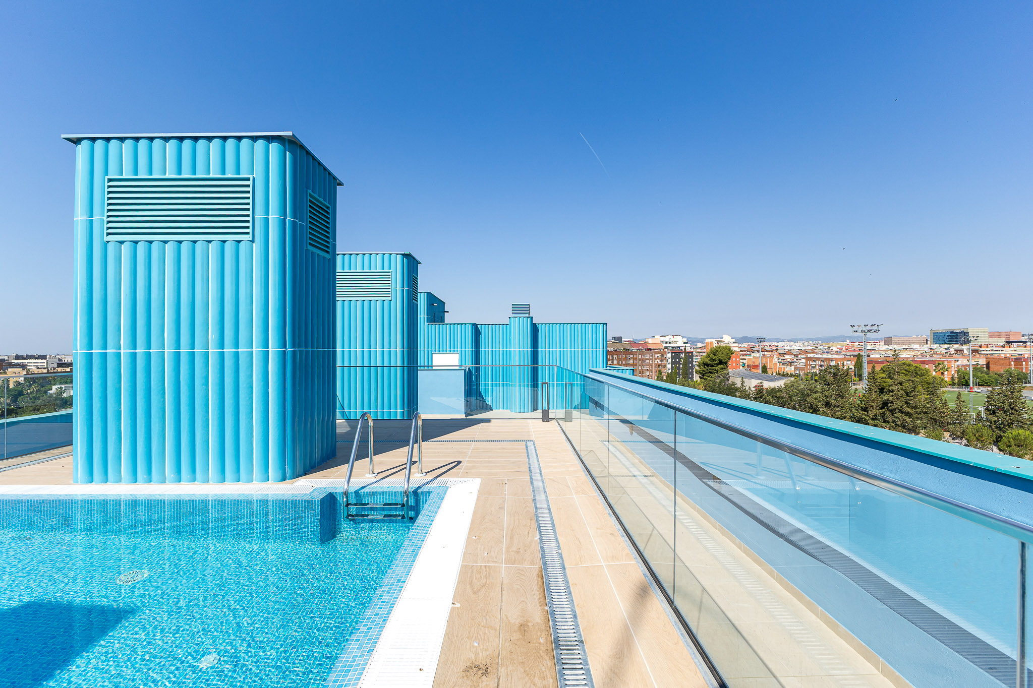 Obra nova amb piscina i gimnàs