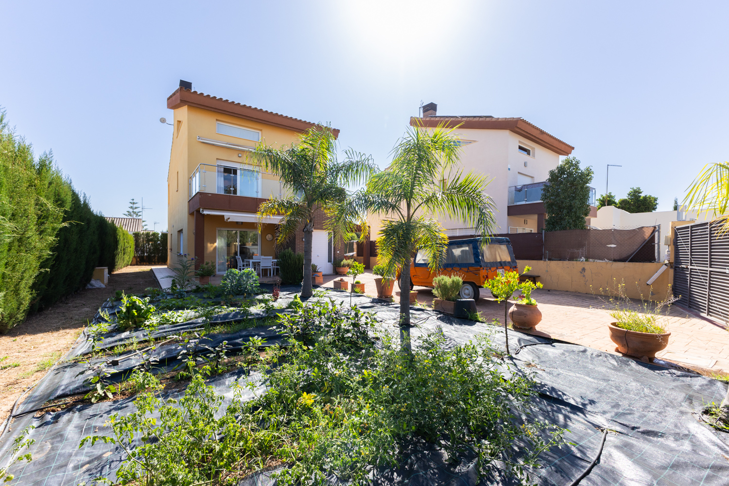 Discover serene luxury in San Antonio de Benagéber: bright 5-bedroom home with private garden, terrace and stone finishes, minutes from Valencia