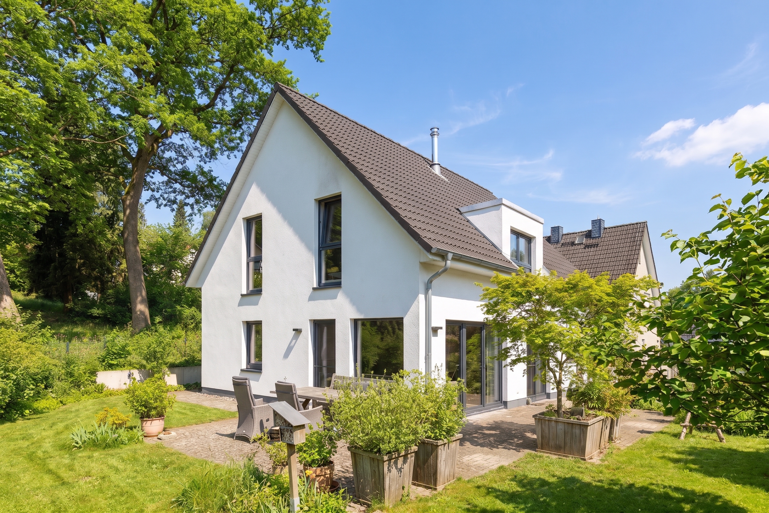 Neuwertiges Massivhaus in idyllischer Lage – Wohnen mit Stil und Privatsphäre