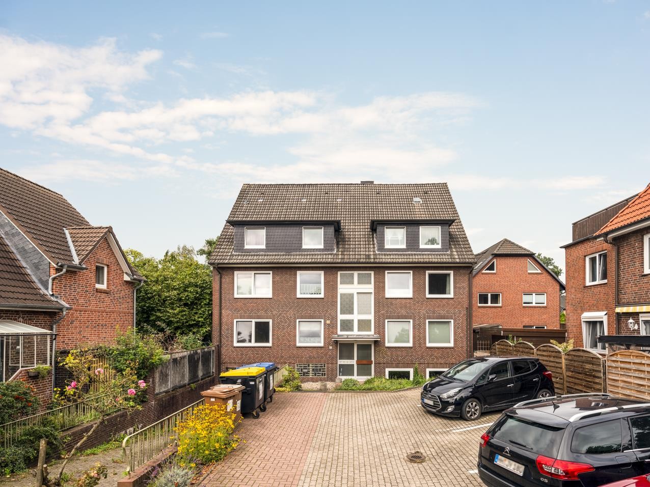 Top Anlageobjekt in Ahrensburg – Gepflegtes Mehrfamilienhaus mit Gewerbeeinheit