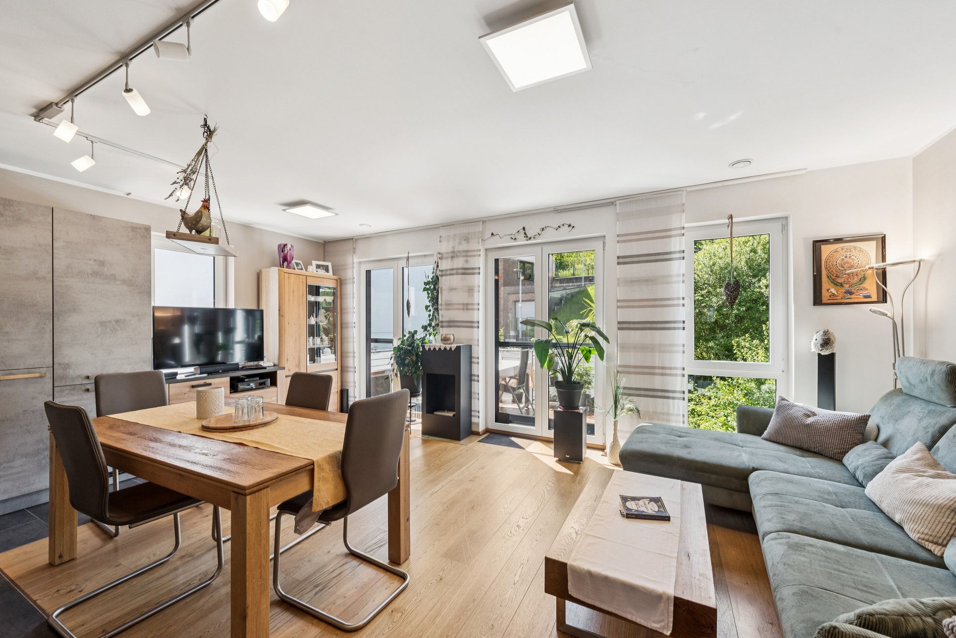 Like-new apartment in Bruehl: bright 3-room apartment with west-facing balcony, elevator & garage
