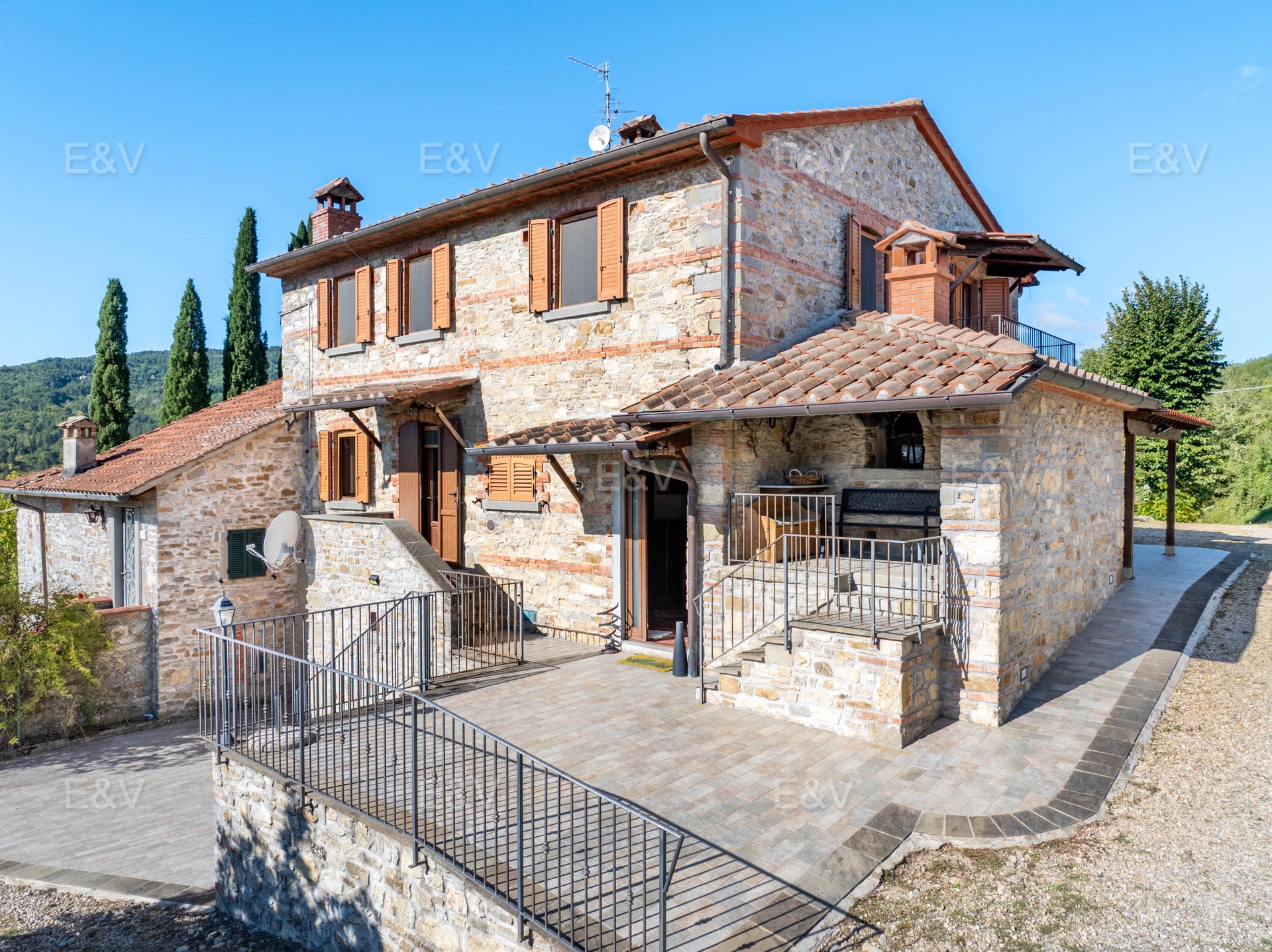 Porzione di casale in pietra con vista straordinaria sulla valle dell’Arno