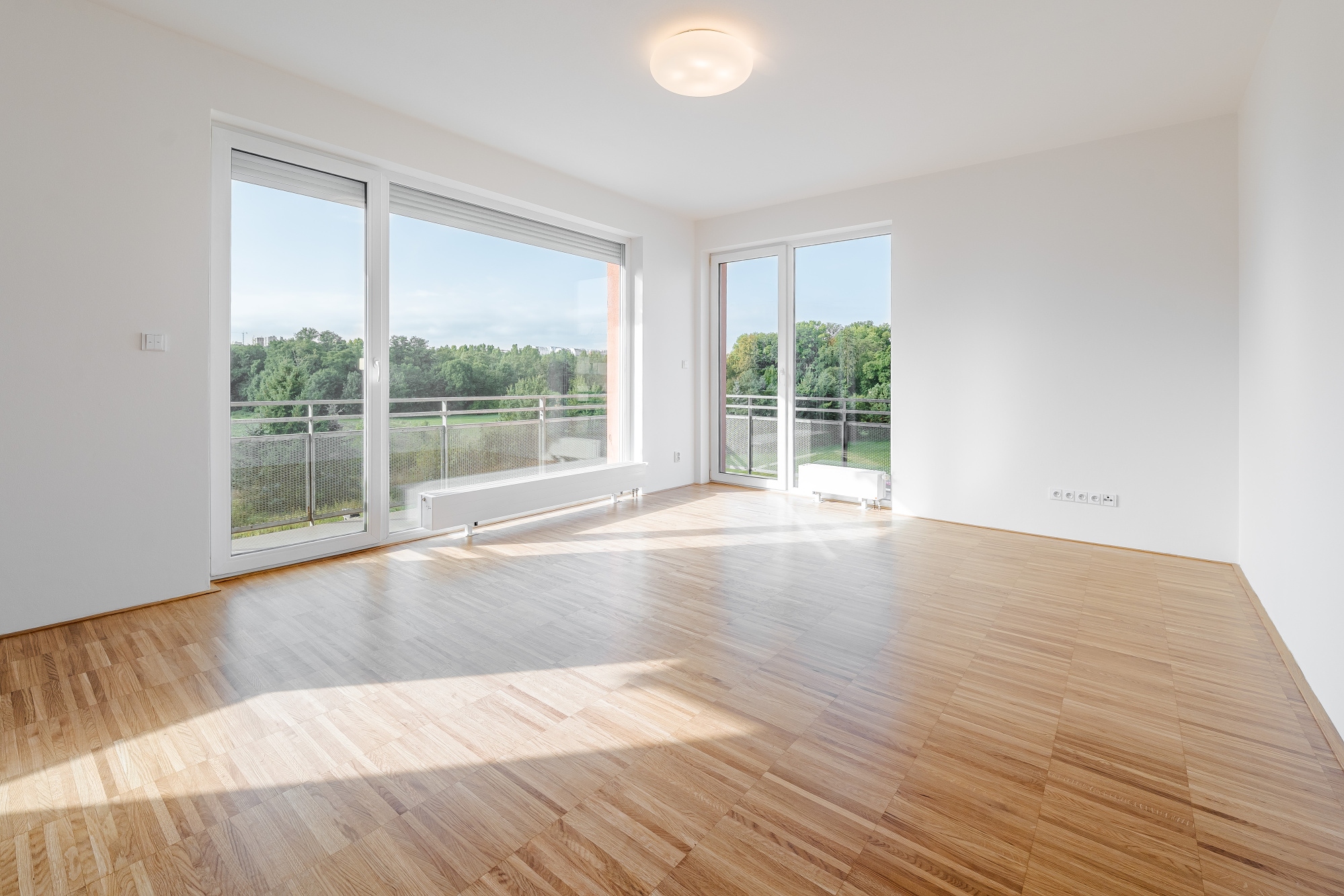 A bright 2+kt apartment with a large balcony and a garage space, close to nature