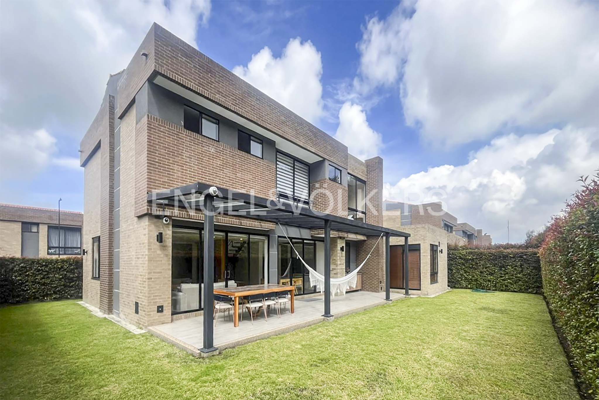 Casa remodelada para arriendo en Entrelomas