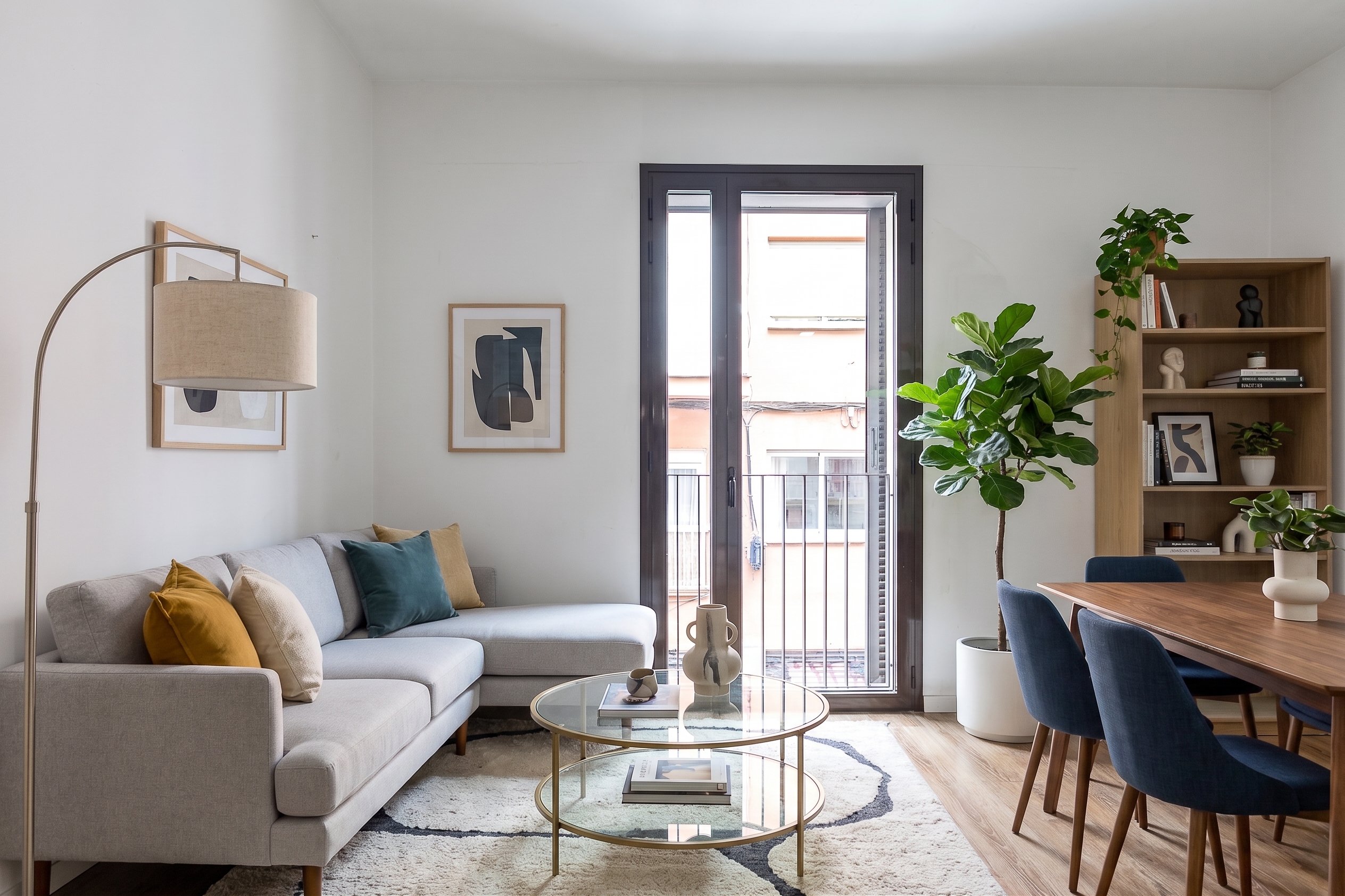 Trafalgar Living: Modern Apartment, Private Terrace & City Life