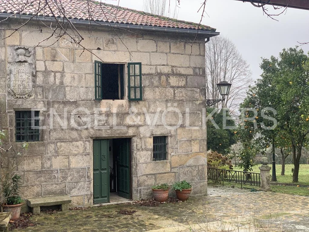 Engel&Völkers sells this historic stone house with a 10.000m2 plot of land very close to Padrón.