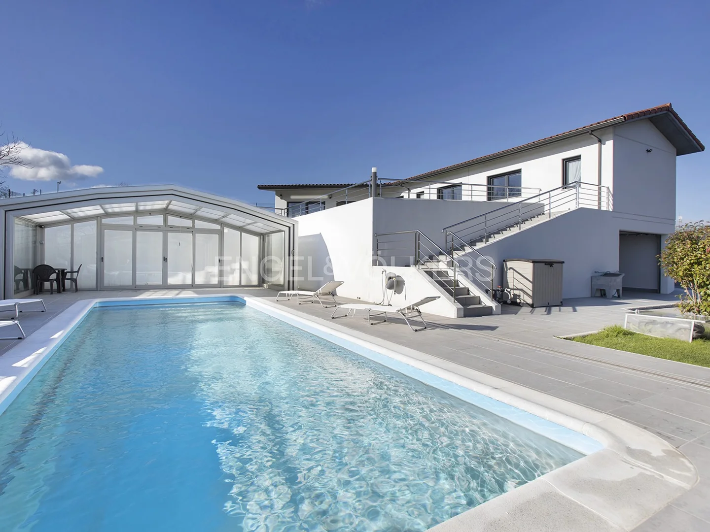 Impecable vivienda unifamiliar con piscina en Castrillón