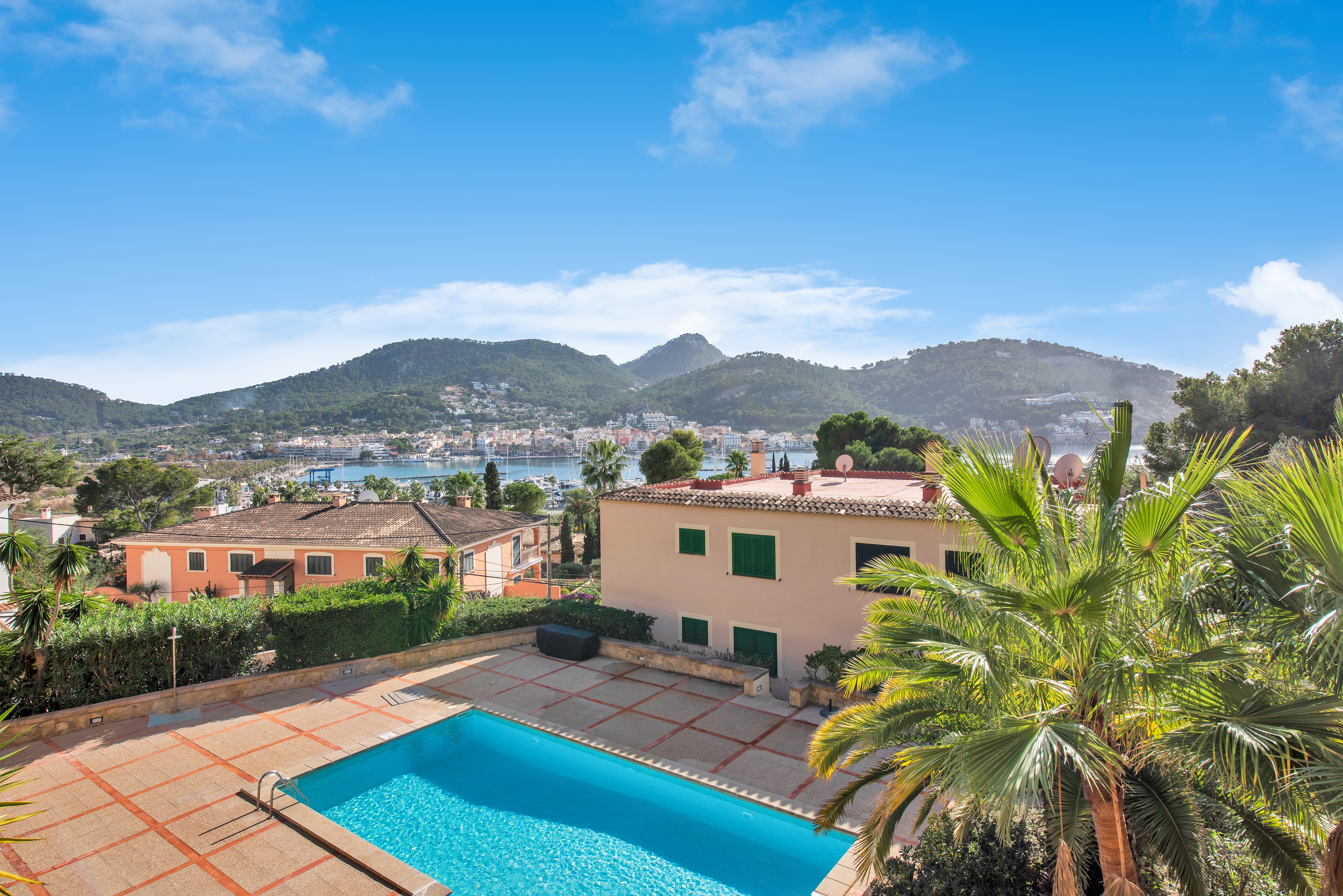 Stilvolles, renoviertes Apartment mit traumhaftem Hafen- und Bergblick