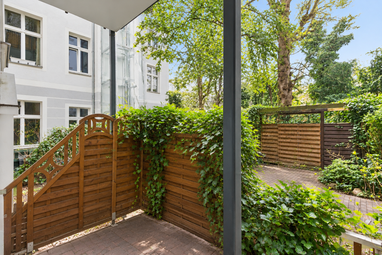 Altbauwohnung mit 4 Zimmern und Terrasse [KI-modifiziert]