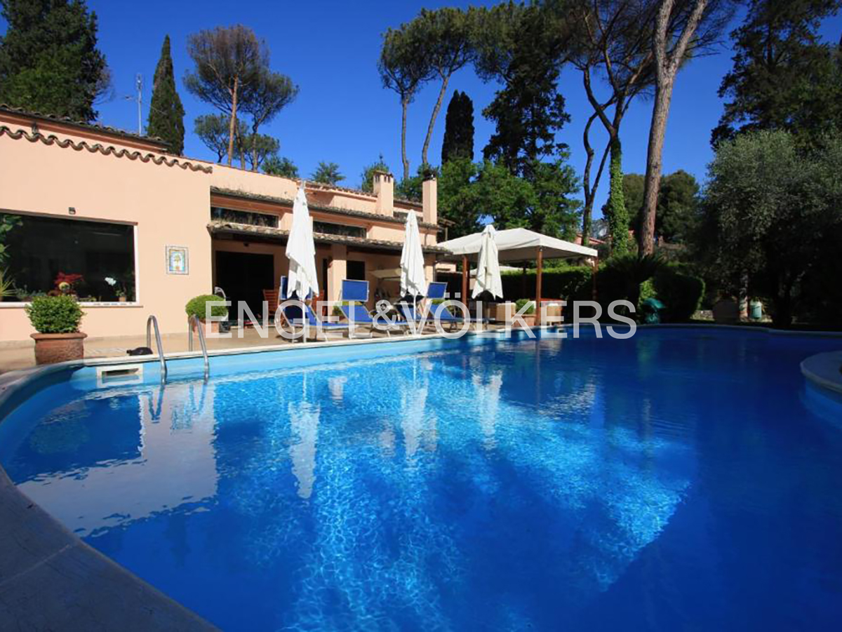 Exclusive one-bedroom apartment on the Appian Way with pool and garden