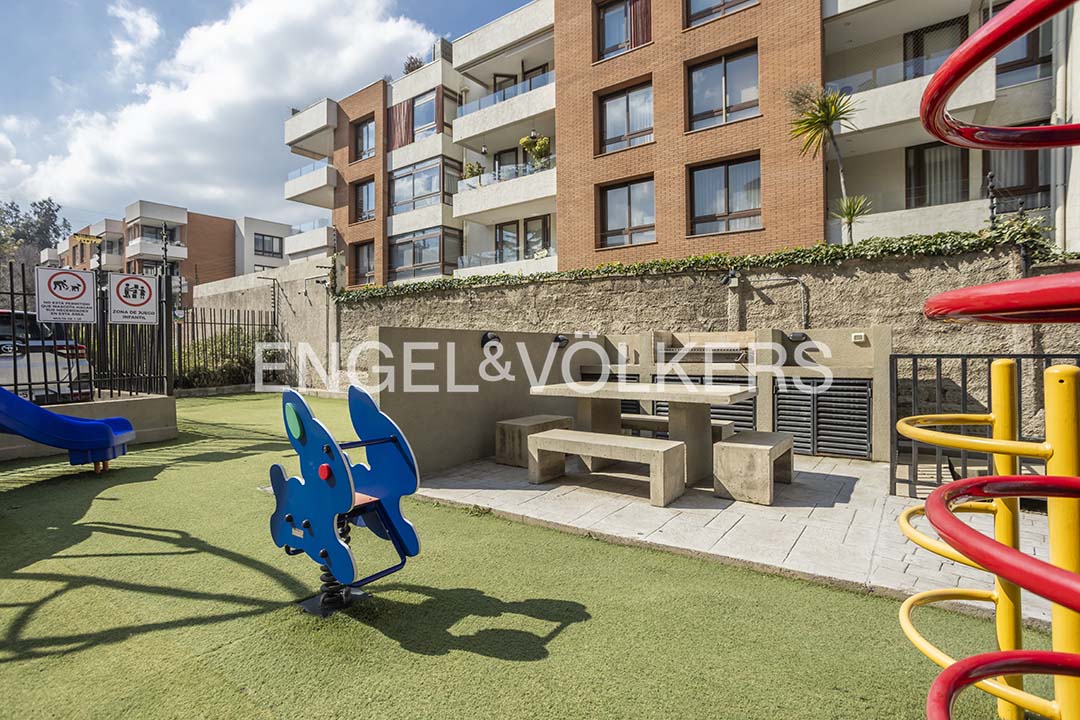 Departamento 2D 2B en La Dehesa Central · Terraza con parrilla y piscina