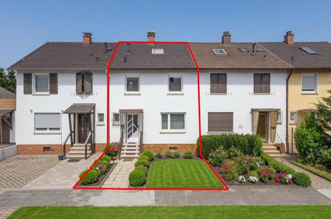 Wohnen am Feldrand: Charmantes Mittelhaus in Familien-Lage mit 2 Garagen!