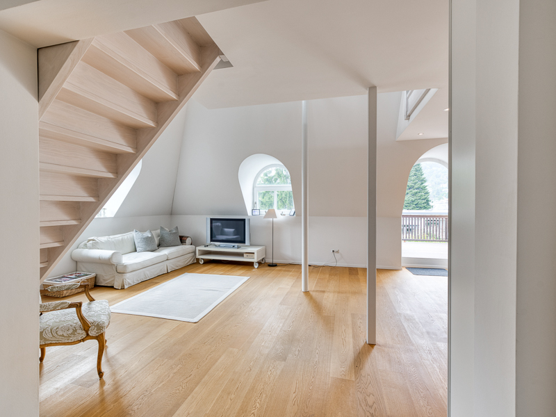 Moderne Penthouse-Loftwohnung in historischer Saggenvilla