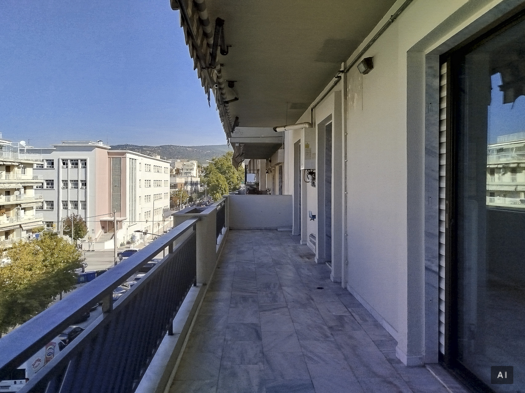Renovated corner 2-bedroom apartment next to Metro station