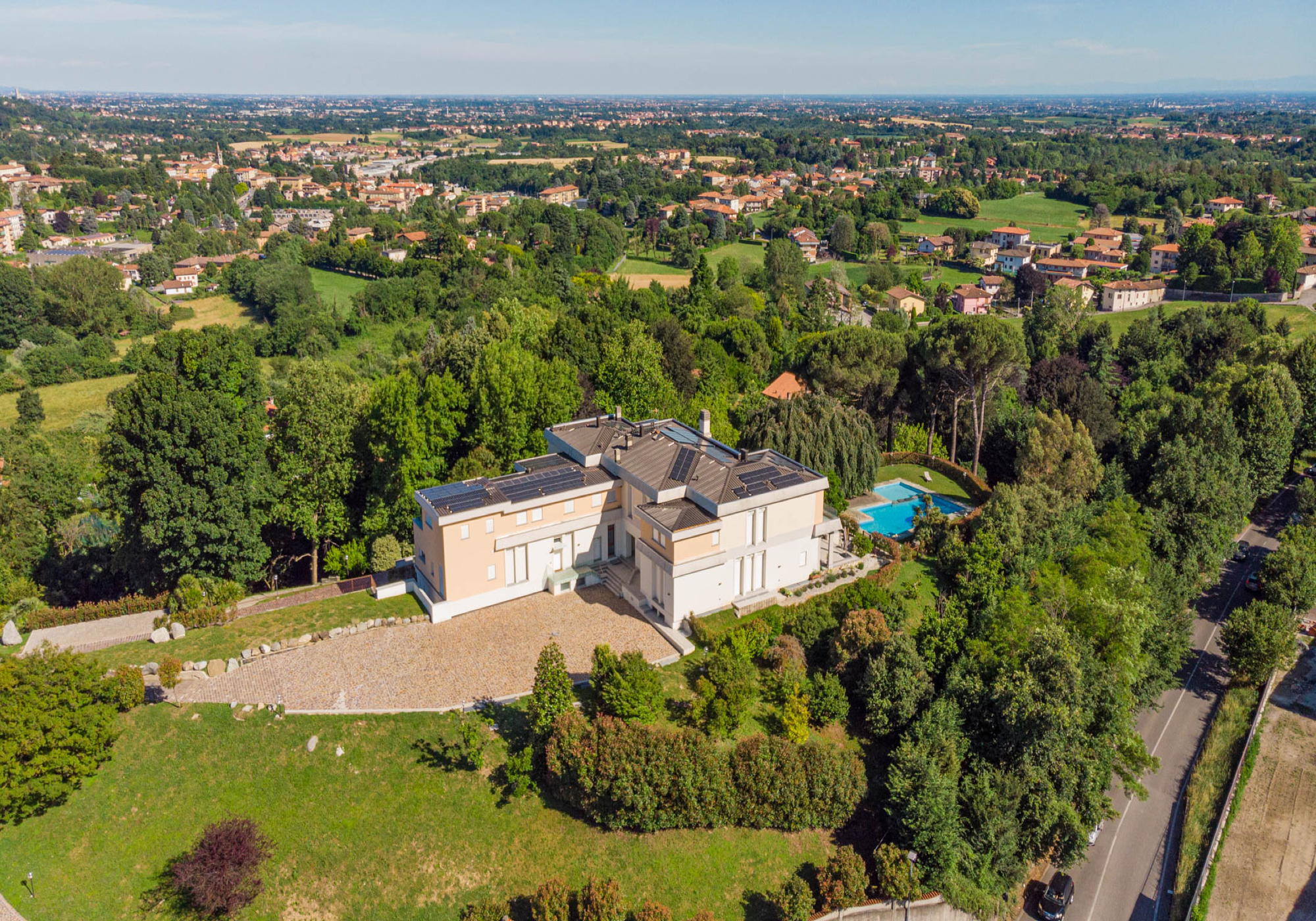 Exclusive residence: elegance, space and sustainability