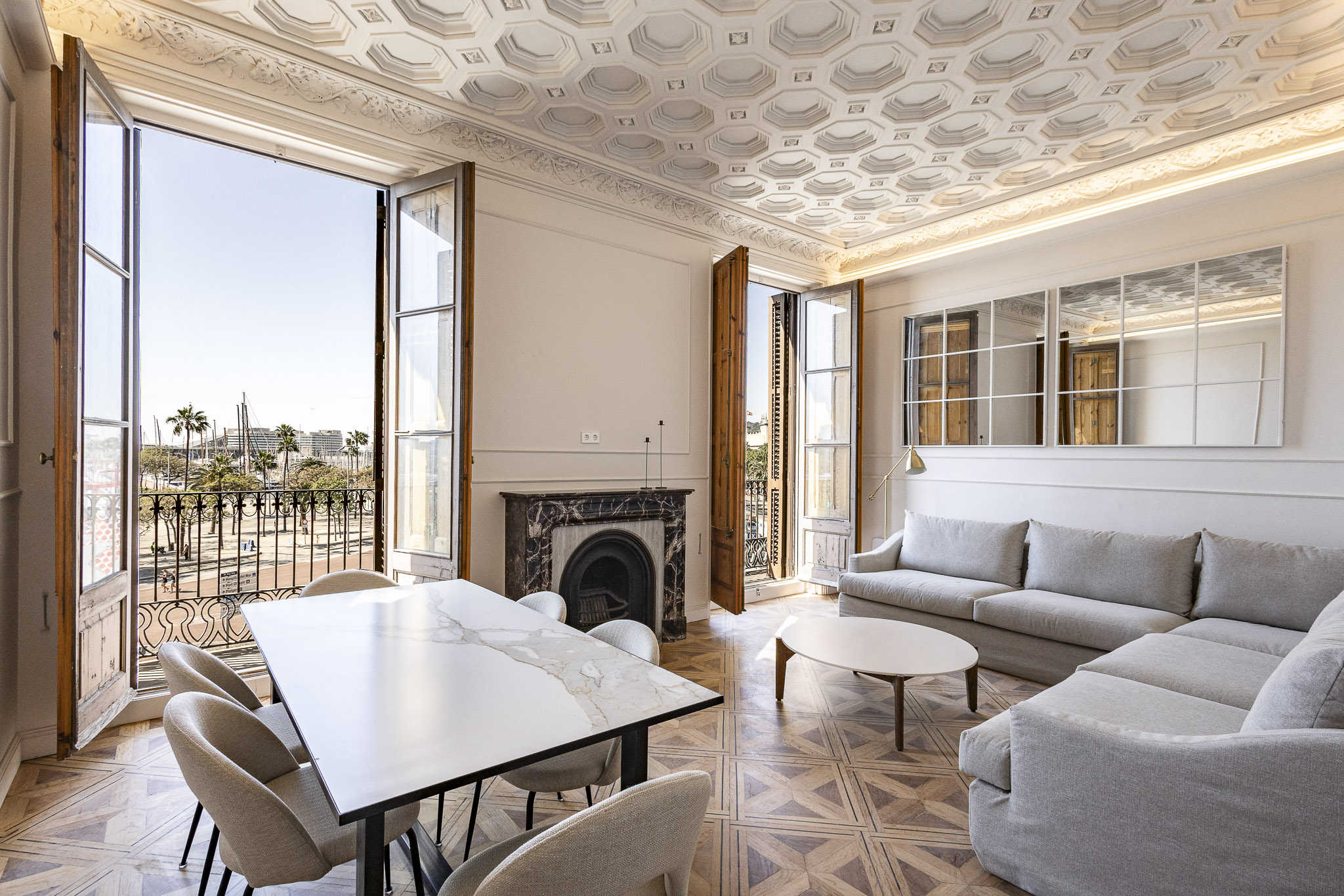 Exclusivo Apartamento con Vistas Panorámicas al Puerto en el Corazón de Barcelona
