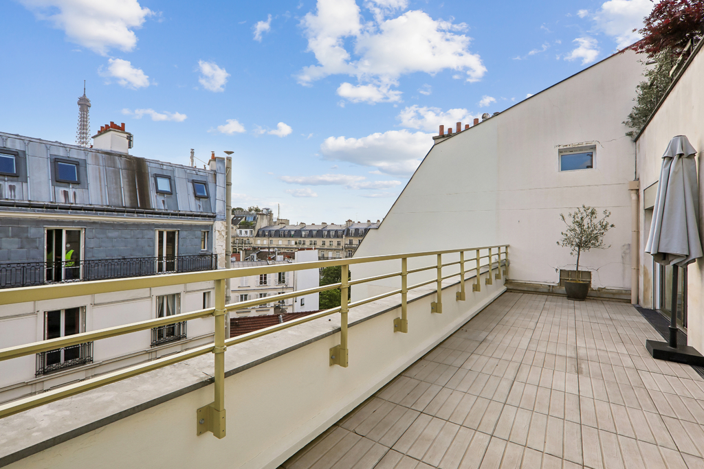 Paris 16th - High-floor apartment - Terrace with Eiffel Tower view