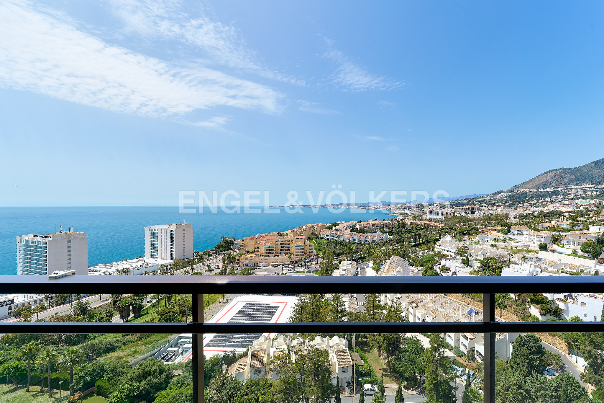 Apartamento de lujo de dos dormitorios con vista abierta al mar en Torrequebrada