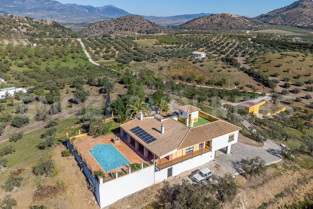 Charming rural estate with 1.44 hectares of land