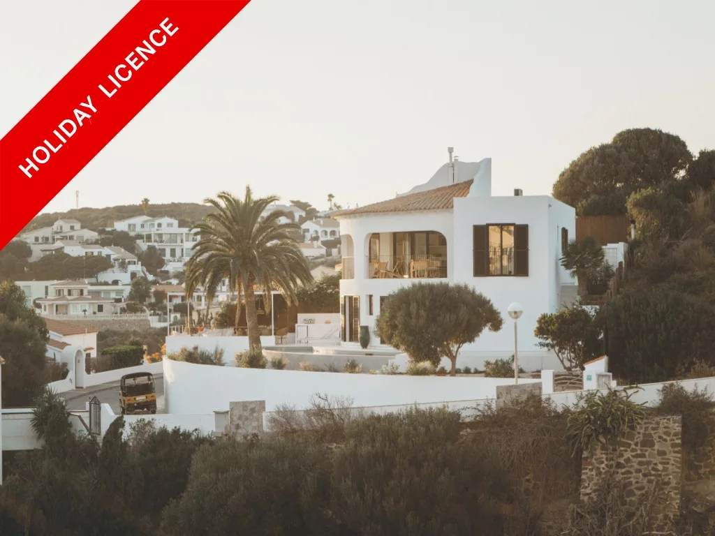Exceptionally restored Villa with views and tourist license in Cala LLonga, Menorca