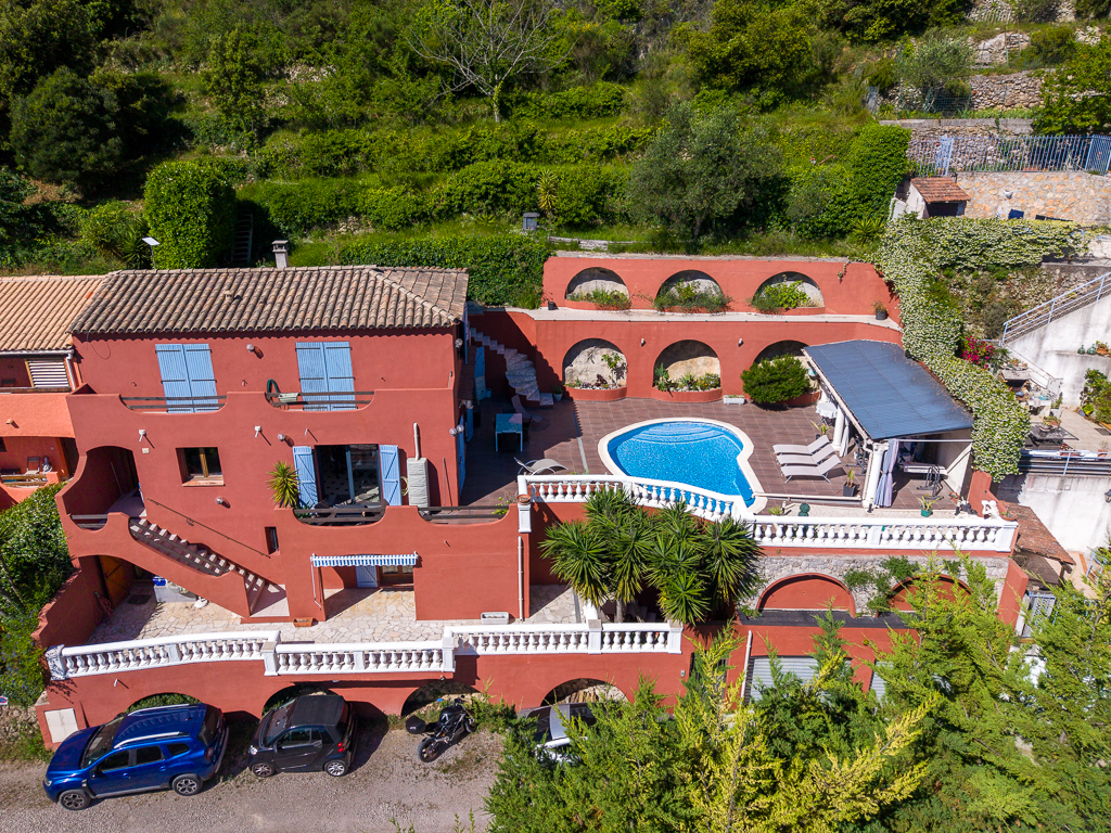 Villa provençale avec terrasses, piscine chauffée et garages