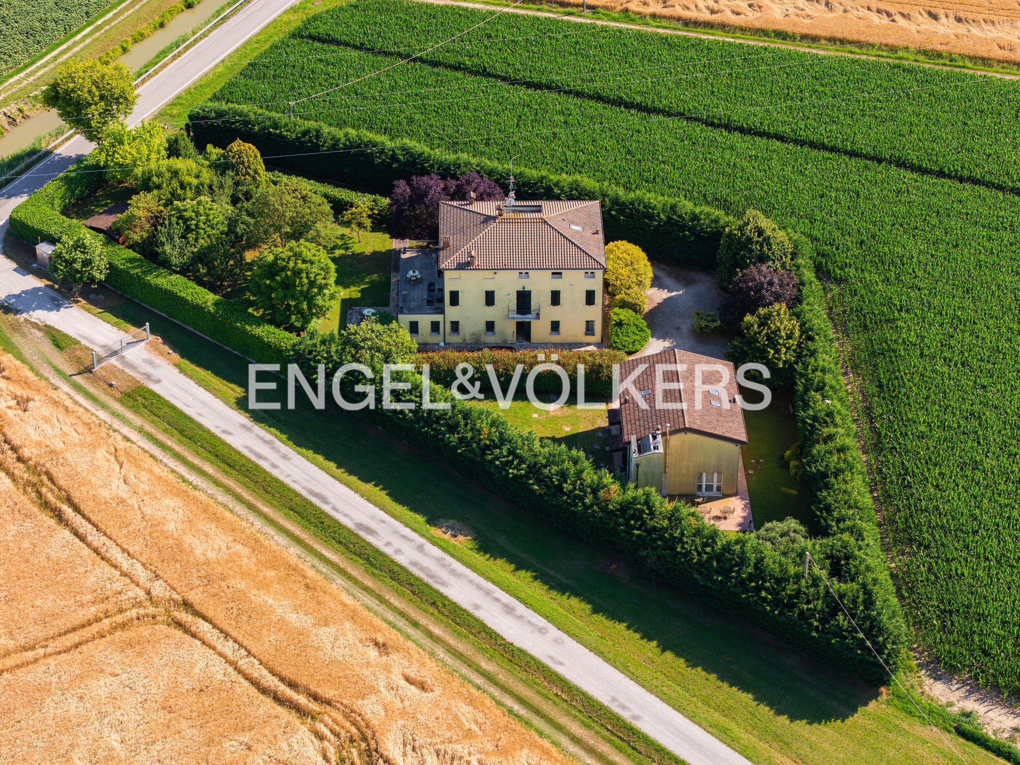 Prestigious home with B&B business and 3,000 sq m park