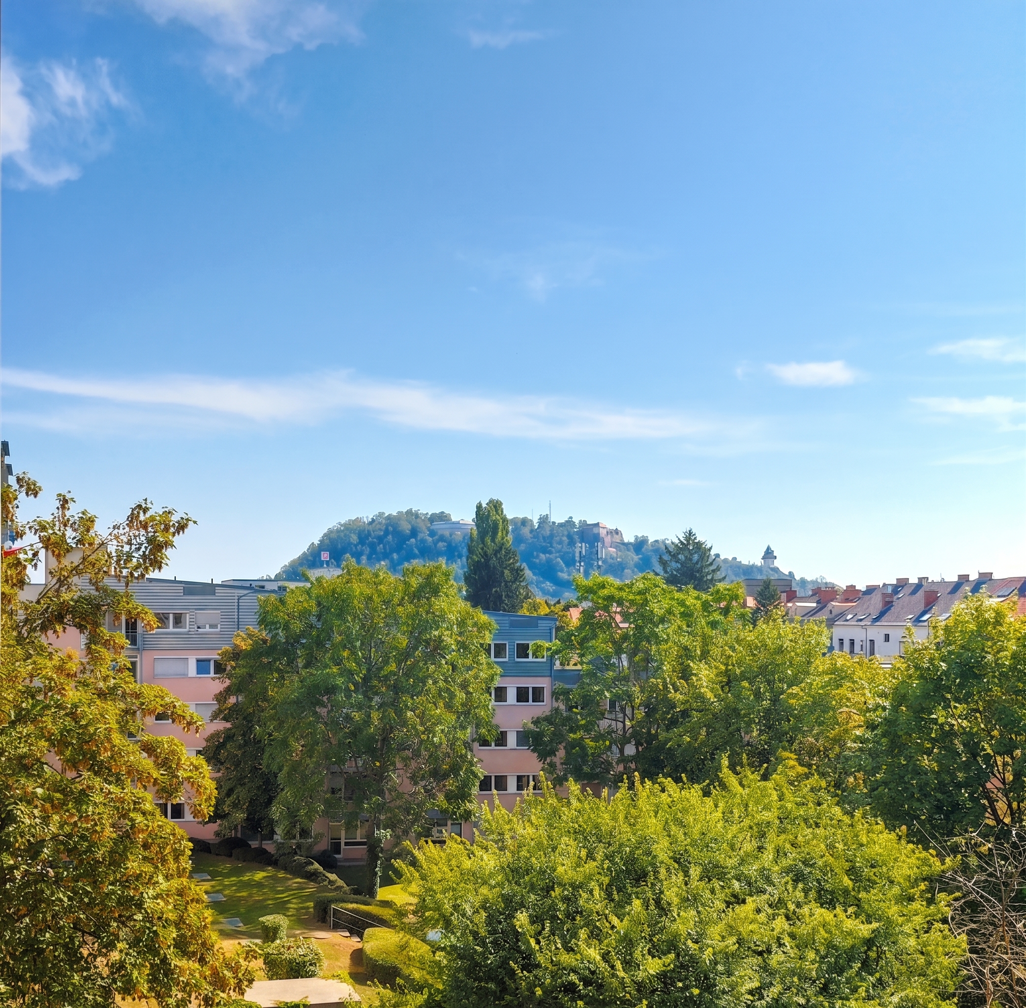 WG-geeignete 3-Zimmer-Wohnung mit herrlichem Blick auf den Schlossberg und TG-Stellplatz [KI-modifiziert]