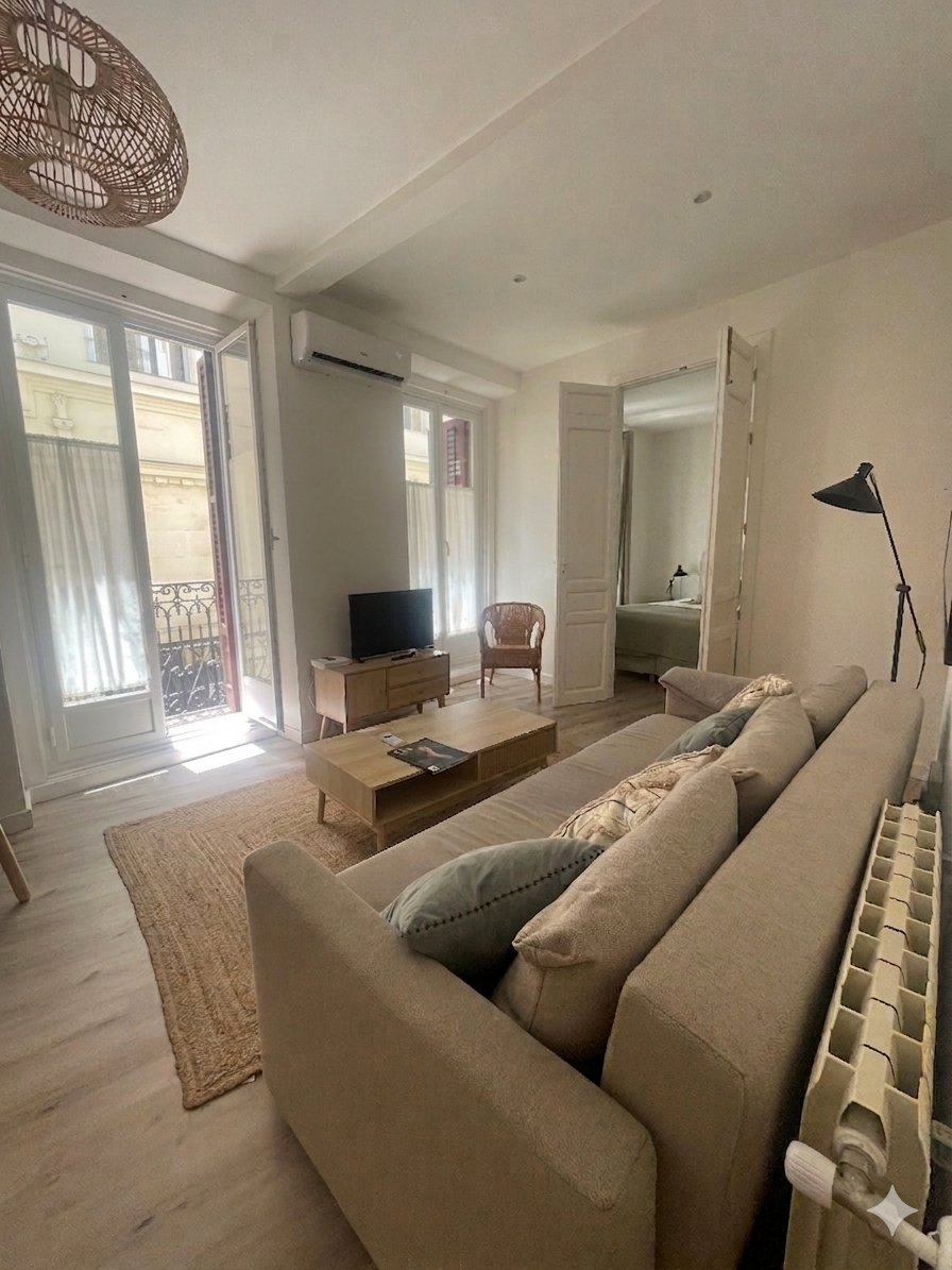 Magnificent renovated apartment with three balconies in the Barrio de las Letras
