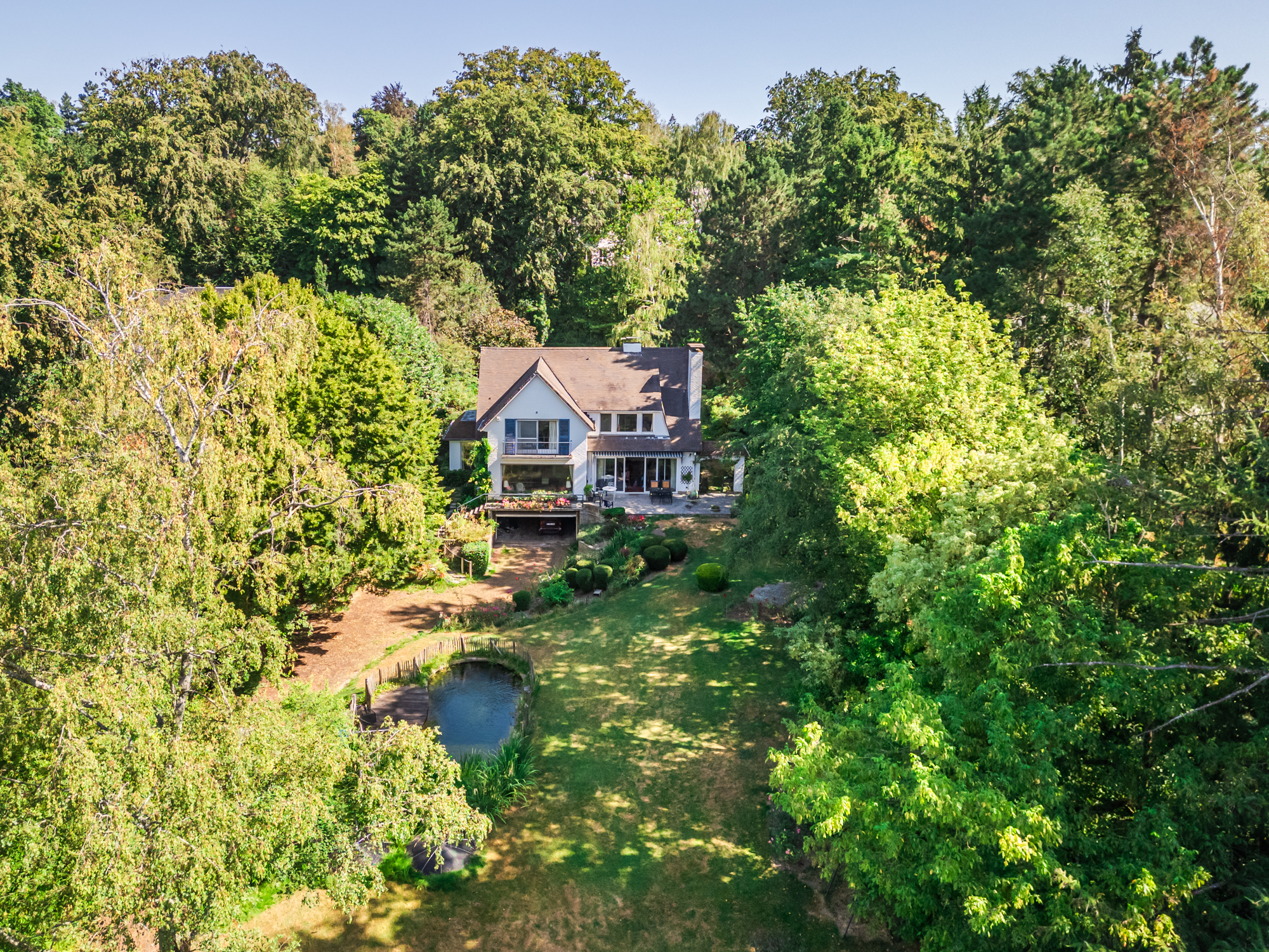 Villa de charme de 400 m² avec piscine naturelle et jardin arboré sur 25 ares