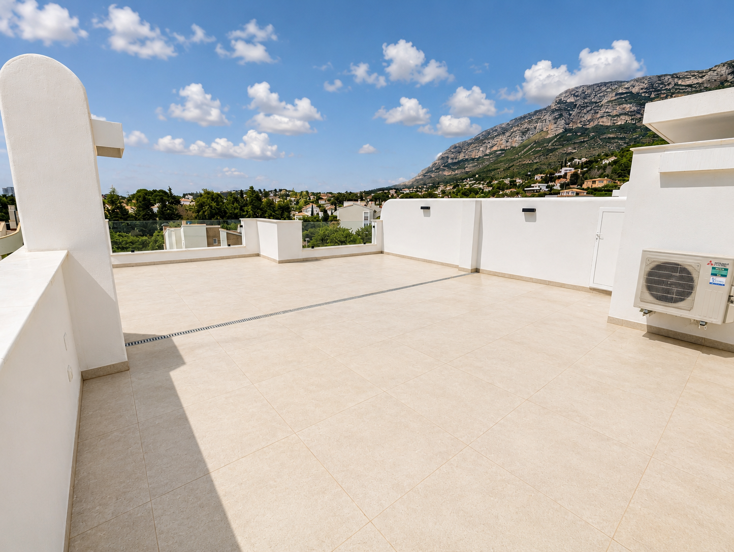 Exklusives Penthouse mit privatem Solarium, Lagunenpool und modernem Design in Dénia