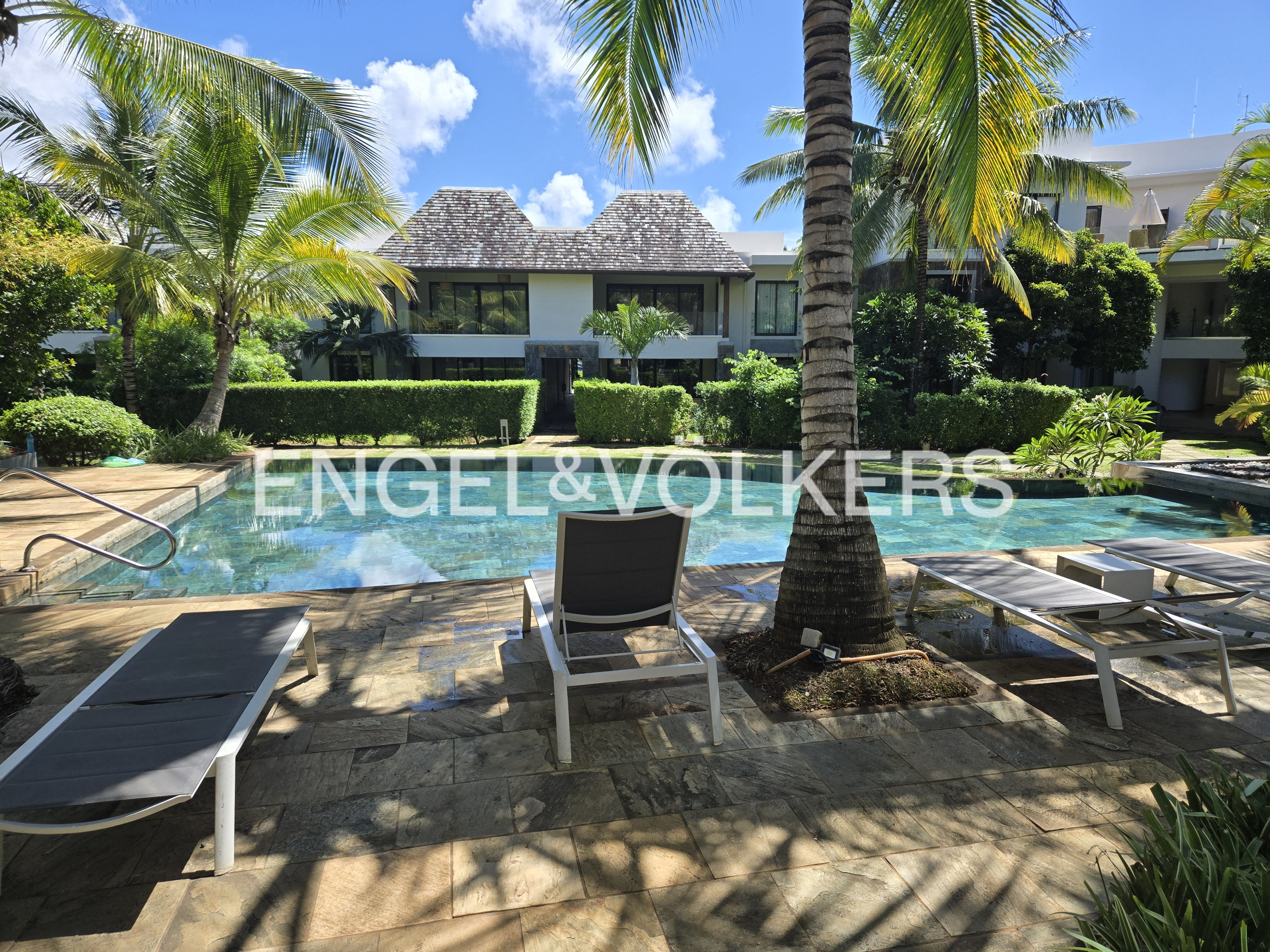 Elegant Top-Floor Apartment with Lagoon Views in Azuri