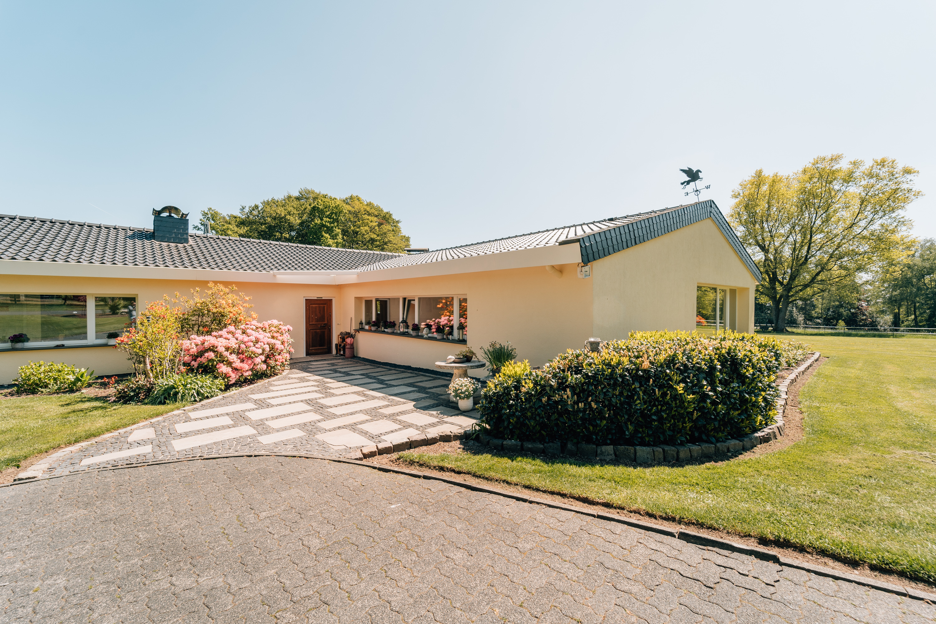 Exclusive mansion with private landscape next to Cologne