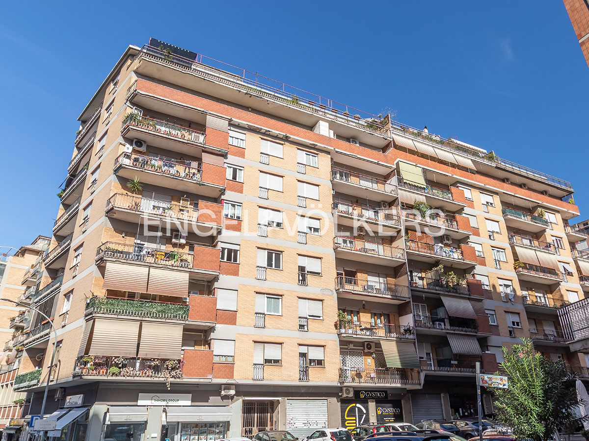 Spacious, bright apartment a few steps from Tiburtina