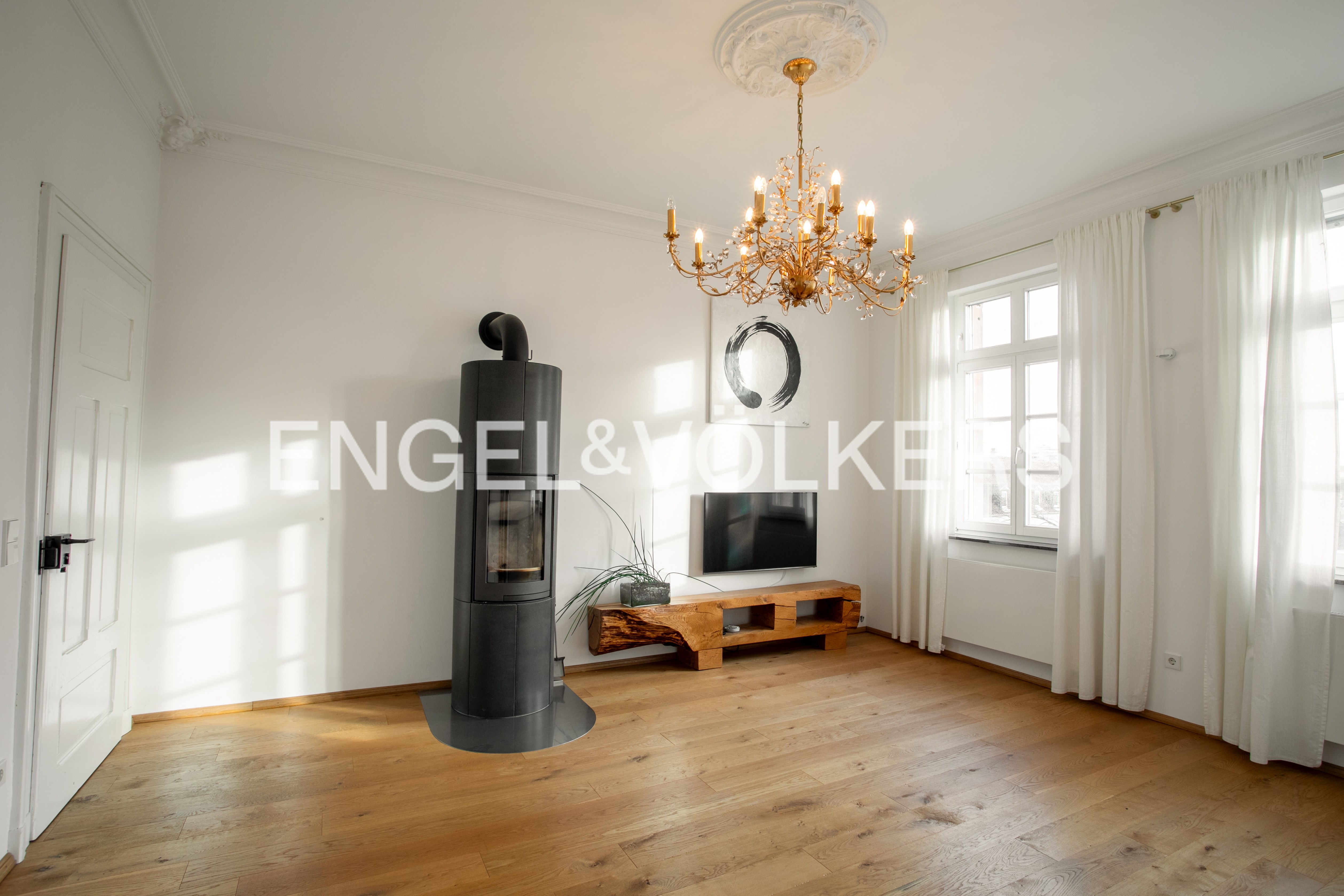 Stilvoll und hochwertig sanierte, helle Wohnung im Zentrum