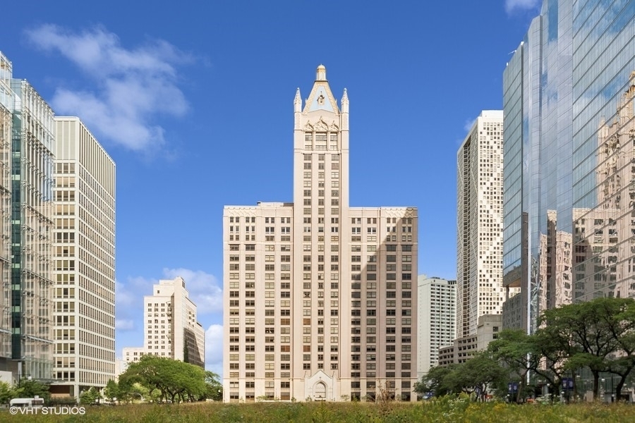 Located in one of Streeterville's Most Iconic Buildings