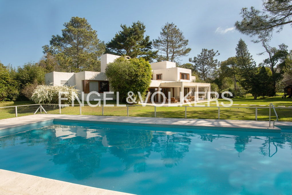 Excellent investment opportunity in a truly privileged location