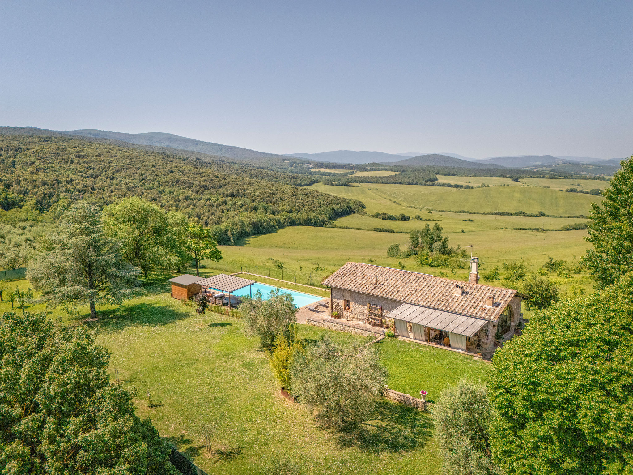 Exclusive Barn with Panoramic Swimming Pool and Views of the Hills