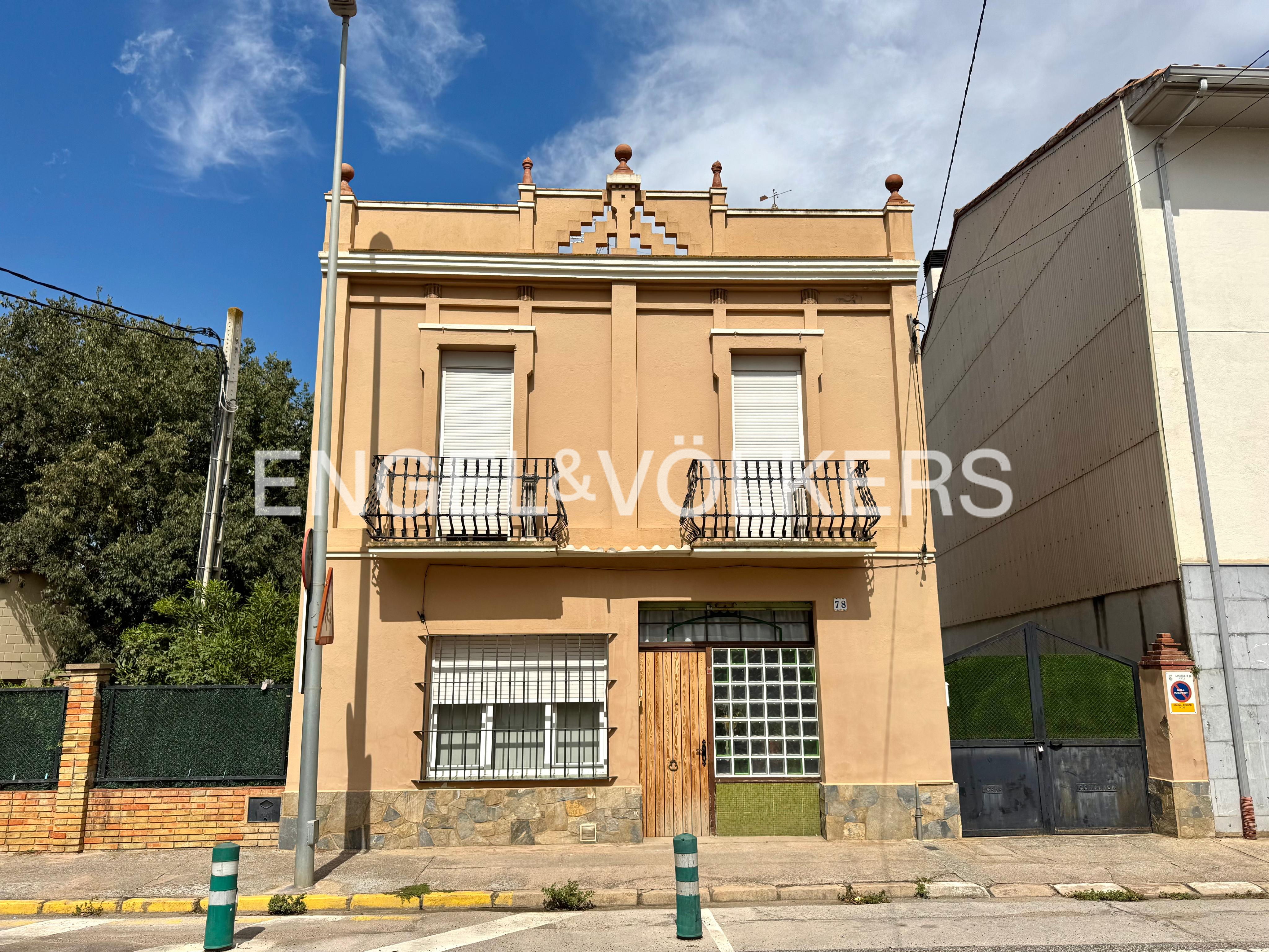 House in the heart of Flaçà: tranquility, nature, and privileged connections